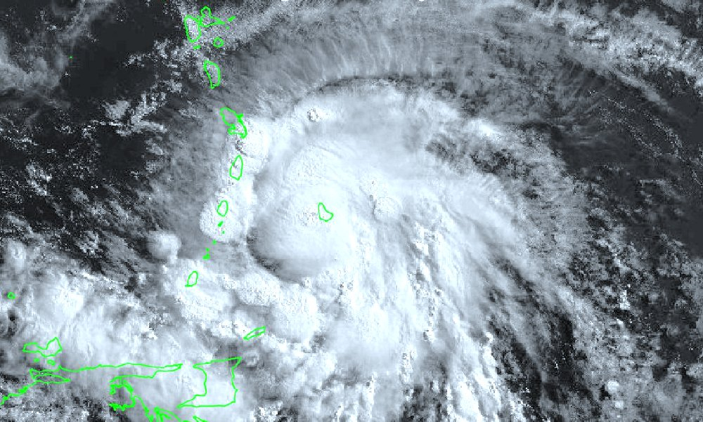 Ouragan Elsa, passant sur Barbade et se dirigeant vers le Nord de St-Vincent