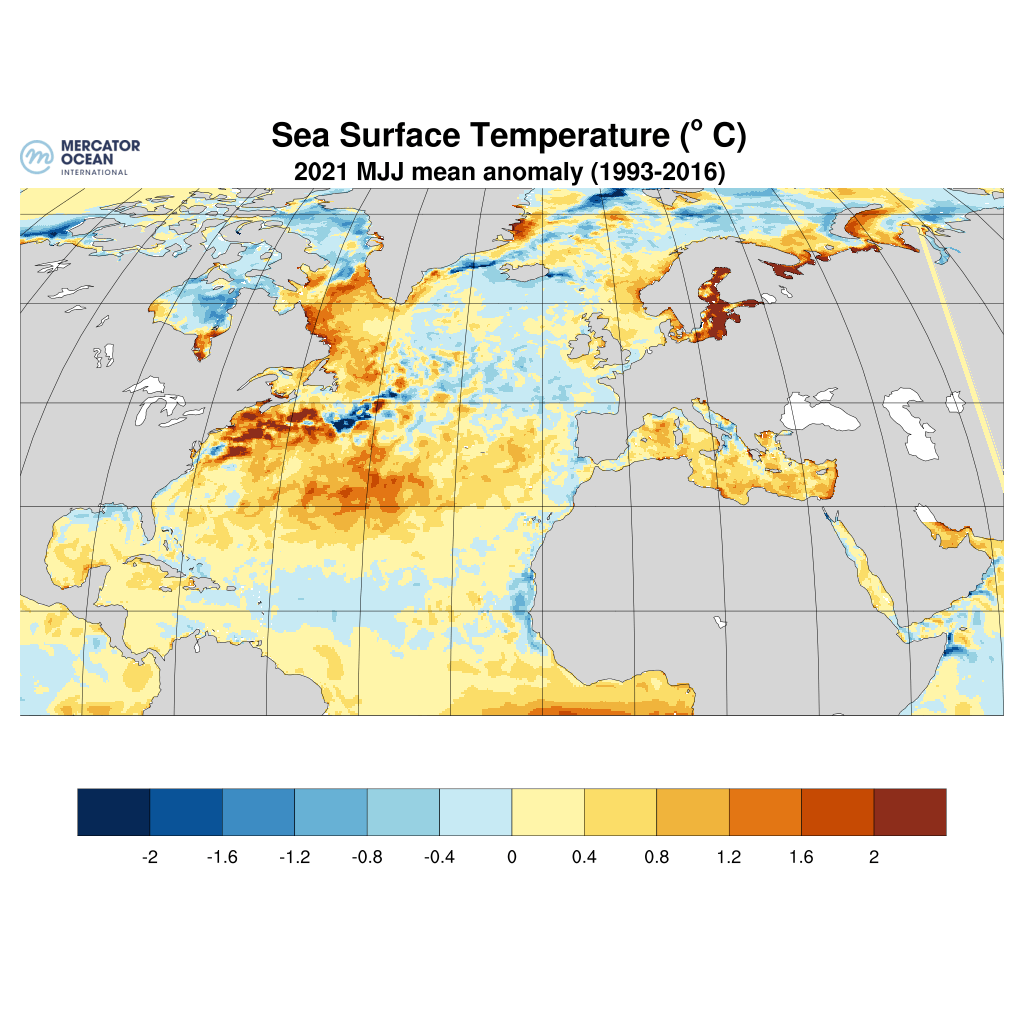 Figure 5a : Anomalies de température de surface de l'Océan Atlantique Nord  en mai-juin-juillet 2021 en comparaison de la moyenne pour la même période entre 1993 et 2016  (source : Union Européenne - Mercator Océan).