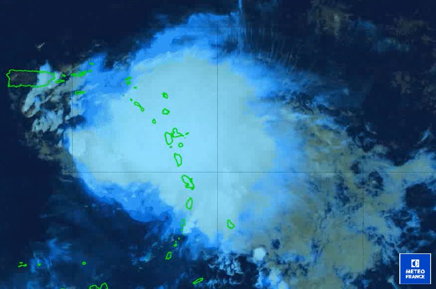 animation satellite du passage du cyclone tropical FIONA sur les Petites Antilles