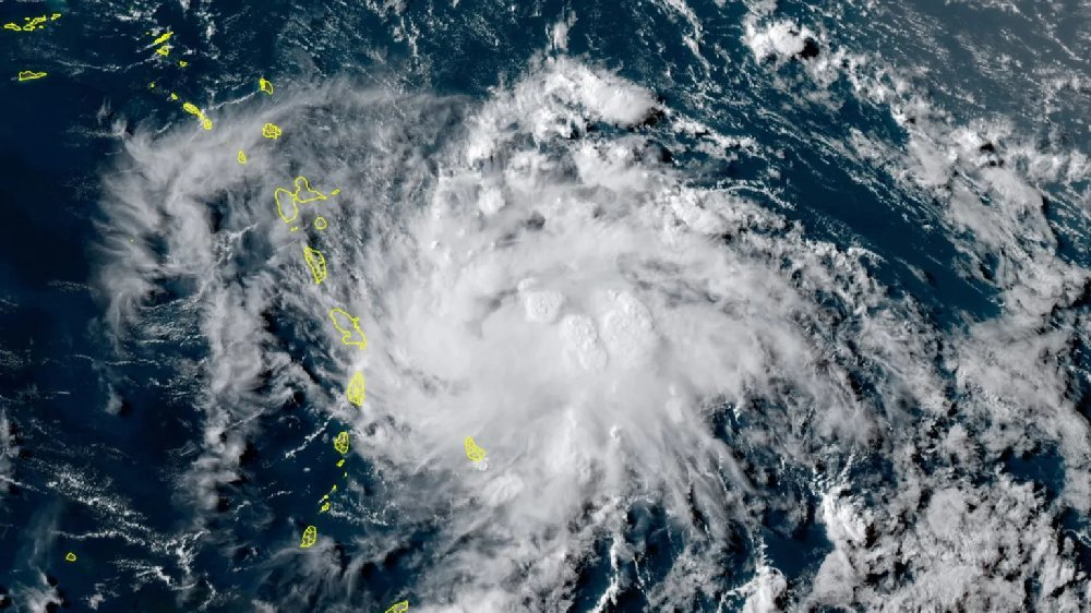 Cyclone tropical potentiel N°6 (futur FRED) à l'approche de l'Arc Antillais